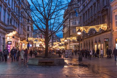 BELGRAD, SERBIA - 4 Şubat 2017: Knez Mihailova Caddesi. En ünlü cadde Belgrad 'ın ana alışveriş mili. Belgrad, Sırbistan