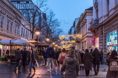 BELGRAD, SERBIA - 4 Şubat 2017: Knez Mihailova Caddesi. En ünlü cadde Belgrad 'ın ana alışveriş mili. Belgrad, Sırbistan