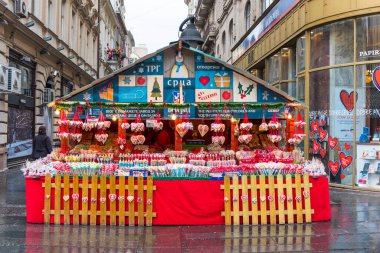 BELGRAD, SERBIA - 4 Şubat 2017 Knez Mihailova Caddesi 'ndeki Hediye Dükkanı. En ünlü cadde Belgrad 'ın ana alışveriş mili. Belgrad, Sırbistan