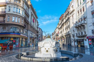 BELGRAD, SERBIA - 4 Şubat 2017: Knez Mihailova Caddesi. En ünlü cadde Belgrad 'ın ana alışveriş mili. Belgrad, Sırbistan