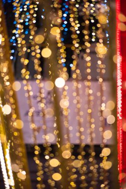 Bulanık Bokeh 'li Noel ışıkları. Sokakta gece lambaları. Bokeh ışığı soyut arkaplan