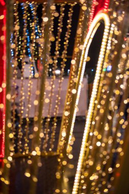 Bulanık Bokeh 'li Noel ışıkları. Sokakta gece lambaları. Bokeh ışığı soyut arkaplan