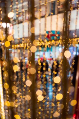Bulanık Bokeh 'li Noel ışıkları. Sokakta gece lambaları. Bokeh ışığı soyut arkaplan