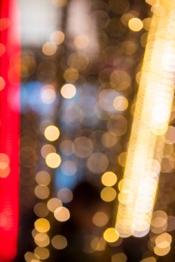 Bulanık Bokeh 'li Noel ışıkları. Sokakta gece lambaları. Bokeh ışığı soyut arkaplan