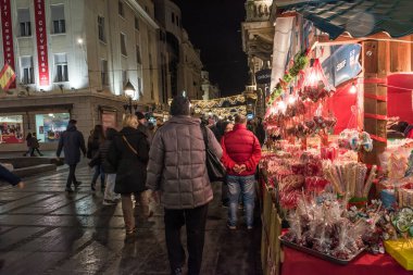 BELGRAD, SERBIA - 4 Şubat 2017: akşam Knez Mihailova Caddesi. En ünlü cadde Belgrad 'ın ana alışveriş mili. Belgrad, Sırbistan.