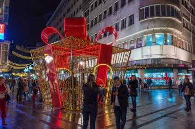 BELGRAD, SERBIA - 4 Şubat 2017: Knez Mihailova Caddesi. En ünlü cadde Belgrad 'ın ana alışveriş mili. Belgrad, Sırbistan.