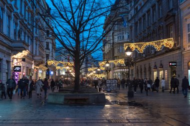BELGRAD, SERBIA - 4 Şubat 2017: akşam Knez Mihailova Caddesi. En ünlü cadde Belgrad 'ın ana alışveriş mili. Belgrad, Sırbistan.
