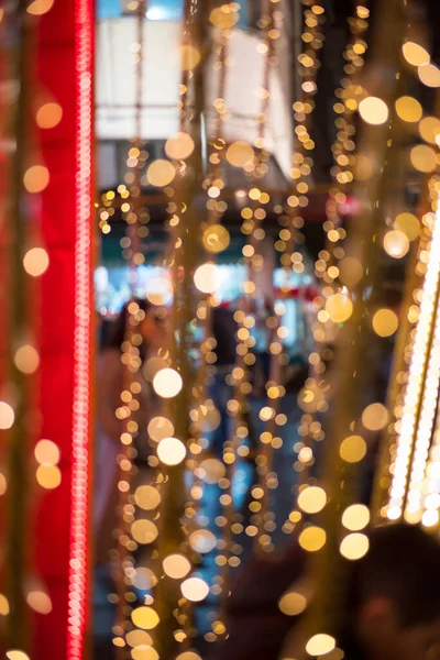 Bulanık Bokeh 'li Noel ışıkları. Sokakta gece lambaları. Bokeh ışığı soyut arkaplan