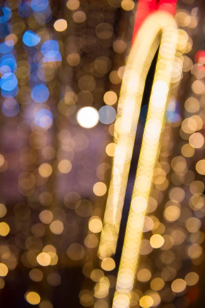 ぼかし色のクリスマスライト 路上の夜のライト ぼけ光抽象的背景 — ストック写真