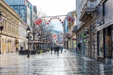 BELGRAD, SERBIA - 4 Şubat 2017: Knez Mihailova Caddesi. En ünlü cadde Belgrad 'ın ana alışveriş mili. Belgrad, Sırbistan.