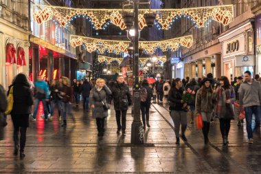BELGRAD, SERBIA - 4 Şubat 2017: akşam Knez Mihailova Caddesi. En ünlü cadde Belgrad 'ın ana alışveriş mili. Belgrad, Sırbistan.