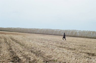 Sahada Yürüyen Adam