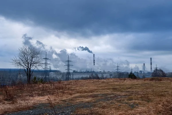 Une vue spectaculaire sur le paysage de l'usine en activité — Photo