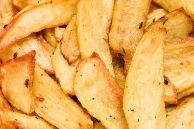 Altın çıtır çıtır kızarmış patates dilimleri arka plan doku