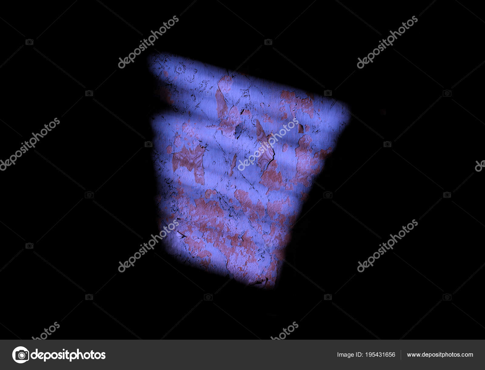 月光照亮了墙壁 在黑色的背景上的夜空的光线 大气黑暗壁纸 神秘的