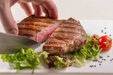 Kömürün üstünde bir Barbekü üzerinde sebze ile çeşitli lezzetli ızgara et. Ahşap tahta üzerinde rosemary ile ızgara et. Ahşap tahta üzerinde rosemary ile ızgara et