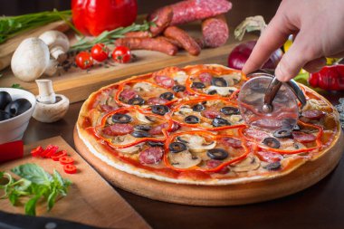 Mantar Siyah Zeytin soğan yeşil biber beyaz arka plan üzerinde izole pizza. Zeytin, kiraz domates, soğan pizza. Üstten Görünüm. Taze İtalyan pizza. Peynir jambon pizza zeytin kurulu biber
