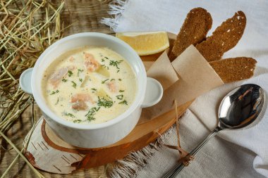 Biber ve kekik ile krem kabak çorbası, sarımsaklı kızarmış ekmek üzerinde ahşap masa kaşık ile hizmet.