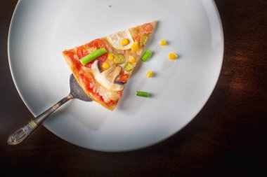 Sıcak pizza dilim peynir rustik ahşap bir masa üzerinde erime ile. Sıcak ev yapımı biberli Pizza yemeye hazır.