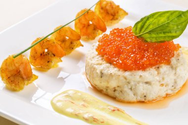 Backgrounf od ekmek ve tereyağı ile kırmızı havyar. Kırmızı cawiar ile bir şey. Kırmızı havyar ve sos ile çanağı. Kırmızı havyar yakın çekim arka plan. Protein sağlıklı yiyecek. Sandviç beyaz plaka üzerinde kırmızı havyar ile