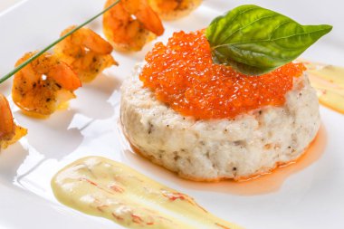 Backgrounf od ekmek ve tereyağı ile kırmızı havyar. Kırmızı cawiar ile bir şey. Kırmızı havyar ve sos ile çanağı. Kırmızı havyar yakın çekim arka plan. Protein sağlıklı yiyecek. Sandviç beyaz plaka üzerinde kırmızı havyar ile