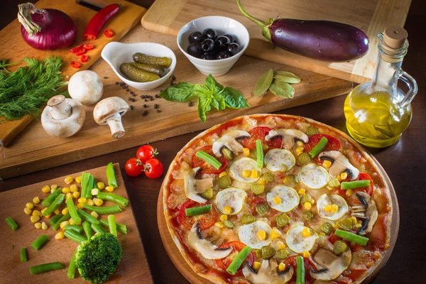 Sabrosa, sabrosa pizza aislada sobre fondo blanco vista en la parte superior. Deliciosa pizza italiana servida sobre mesa de madera . — Foto de Stock