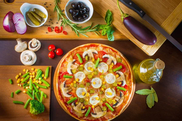 Sabrosa, sabrosa pizza aislada sobre fondo blanco vista en la parte superior. Deliciosa pizza italiana servida sobre mesa de madera . — Foto de Stock