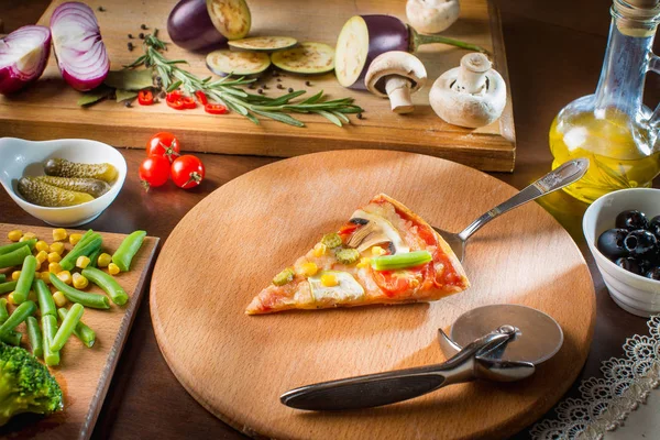 Rebanada de pizza caliente con queso derretido en una mesa de madera rústica. Pizza casera caliente de Pepperoni lista para comer . — Foto de Stock