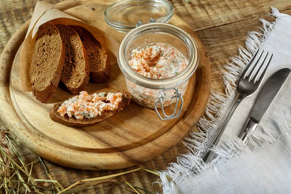 Sopa de calabacín cremoso con chile y orégano, pan crujiente con ajo servido en la mesa de madera con cuchara . — Foto de Stock