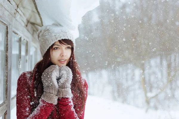 Retrato de atractiva mujer caucásica sonriente feliz con nieve. Feliz chica sonriente. Chica con guante jugar con la nieve y reír. Buen humor y buen concepto de vida. Sonrisa sana blanca . Imagen De Stock