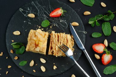 Haute cuisine 3 tarak siyah tabakta. Yakın çekim.