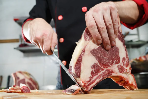 Carne secca invecchiamento, bistecca su un fuoco aperto — Foto Stock