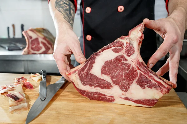 Beef dry aging, steak over an open fire — Stock Photo, Image