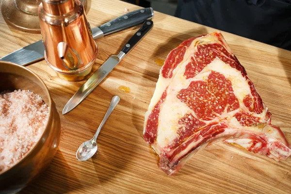 Beef dry aging, steak over an open fire — Stock Photo, Image