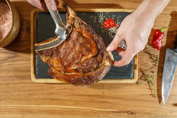Beef dry aging, steak over an open fire — Stock Photo, Image