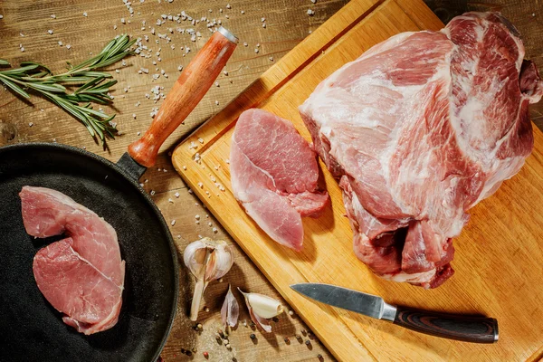 Raw chicken fillet with garlic, pepper on a wooden background — Stock Photo, Image