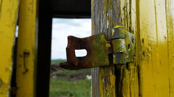 Деревянный желтый забор с защелкой — стоковый вектор