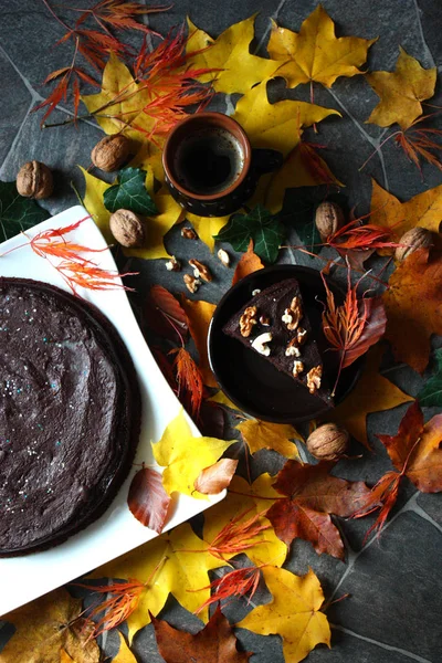 Herfst stilleven met cake, koffie en bladeren — Stockvector