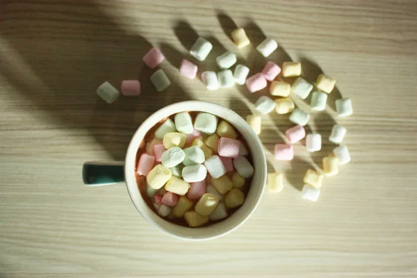 Marshmallows in una tazza e un tavolo — Vettoriale Stock