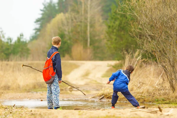 Ormanda oynayan çocuklar