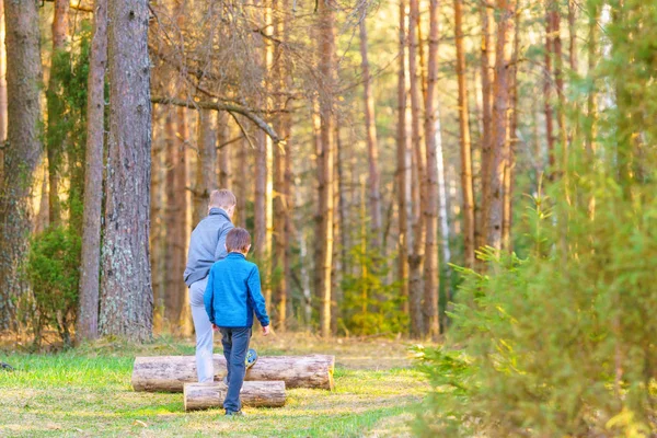 Ormanda oynayan çocuklar