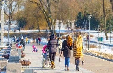 İnsanlar setin üzerinde yürür