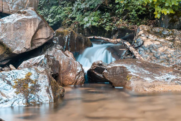 Sahilden su akıntısına bak.