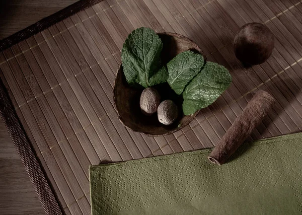 Meyve ve fındıklı hayat