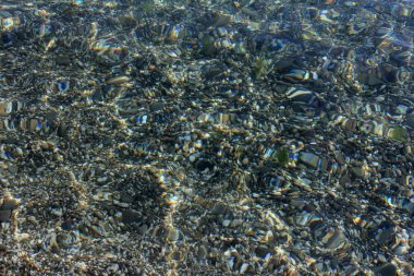 denizin dibinde çok renkli çakıl