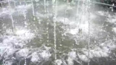 Sıcak bir günde, ışıl ışıl parlayan pınarlar...