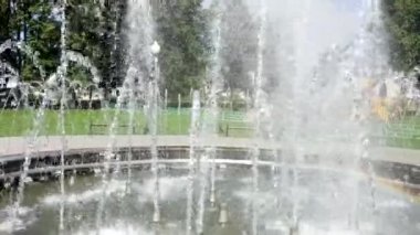 Şehir parkında sıcak bir günde bitmeyen bir çeşme.
