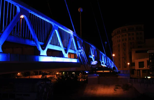 Iluminación Del Puente Peatonal Por Noche —  Fotos de Stock