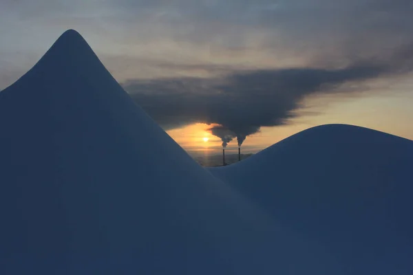 Fumar Pipas Contra Fondo Del Sol Poniente Las Corrientes Nieve —  Fotos de Stock