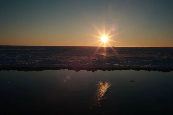 Sol Primavera Pone Sobre Borde Del Hielo —  Fotos de Stock